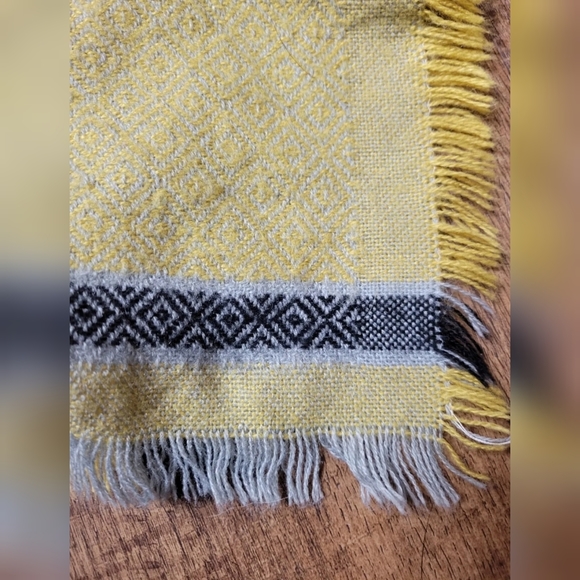 FREE W BUNDLE Woven blanket scarf - Picture 3 of 4